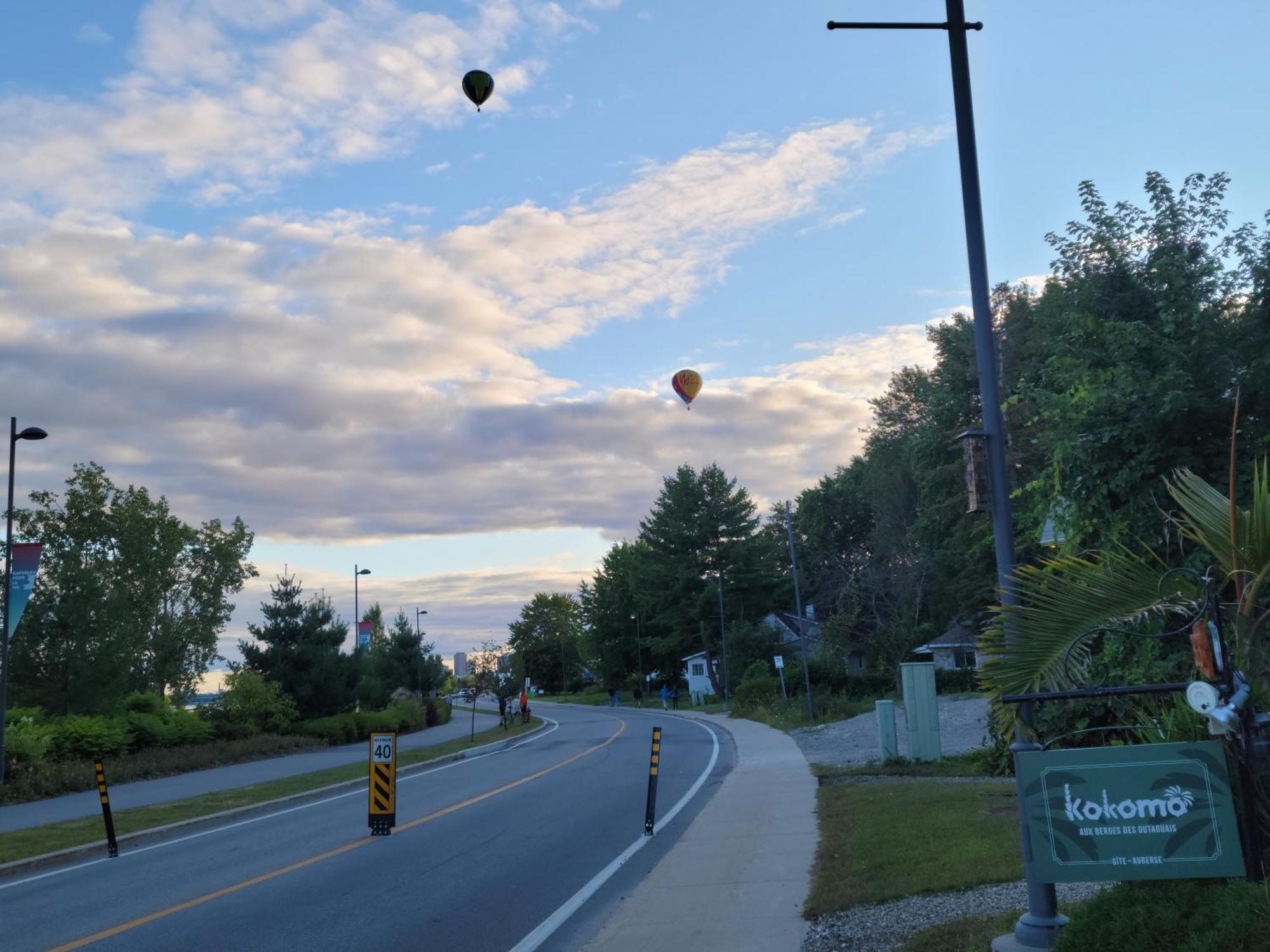 Kokomo Inn Bed And Breakfast Ottawa-Gatineau'S Only Tropical Riverfront B&B On The National Capital Cycling Pathway Route Verte #1 - For Adults Only - Chambre D'Hotes Tropical Aux Berges Des Outaouais Bnb #17542O エクステリア 写真