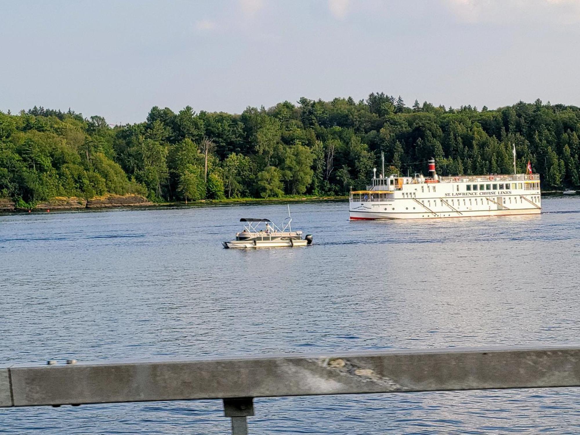 Kokomo Inn Bed And Breakfast Ottawa-Gatineau'S Only Tropical Riverfront B&B On The National Capital Cycling Pathway Route Verte #1 - For Adults Only - Chambre D'Hotes Tropical Aux Berges Des Outaouais Bnb #17542O エクステリア 写真