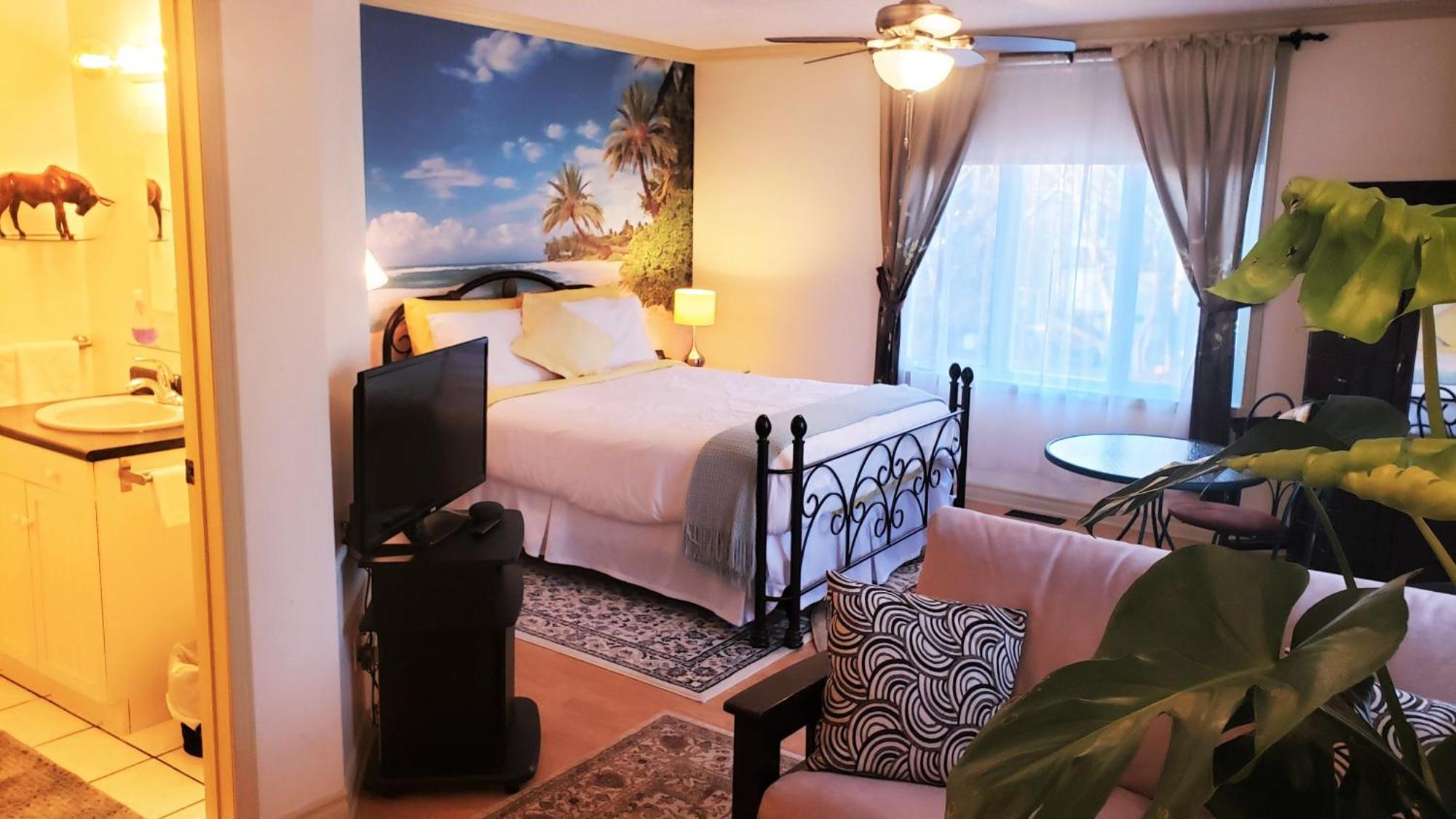 Kokomo Inn Bed And Breakfast Ottawa-Gatineau'S Only Tropical Riverfront B&B On The National Capital Cycling Pathway Route Verte #1 - For Adults Only - Chambre D'Hotes Tropical Aux Berges Des Outaouais Bnb #17542O エクステリア 写真