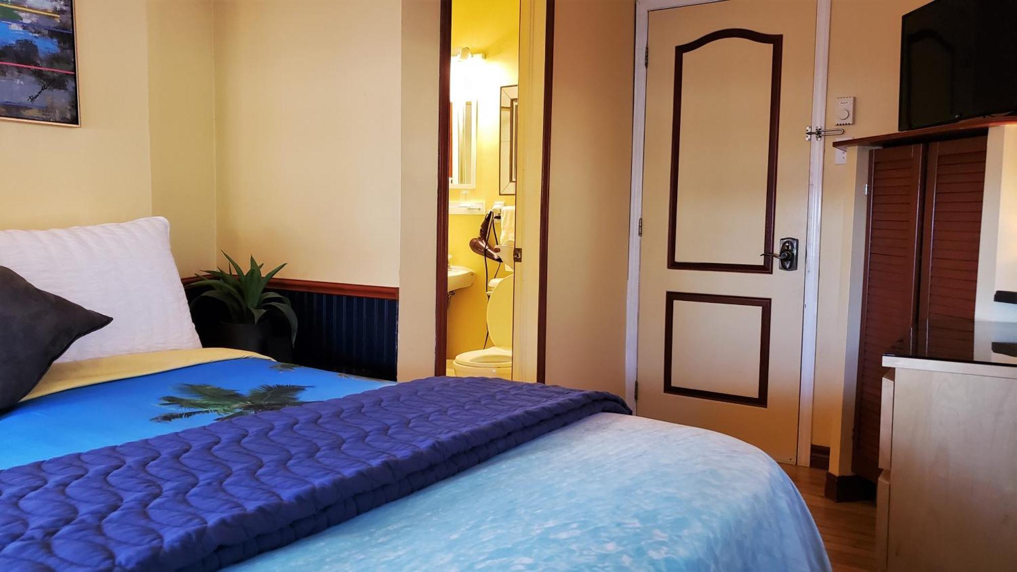 Kokomo Inn Bed And Breakfast Ottawa-Gatineau'S Only Tropical Riverfront B&B On The National Capital Cycling Pathway Route Verte #1 - For Adults Only - Chambre D'Hotes Tropical Aux Berges Des Outaouais Bnb #17542O 部屋 写真