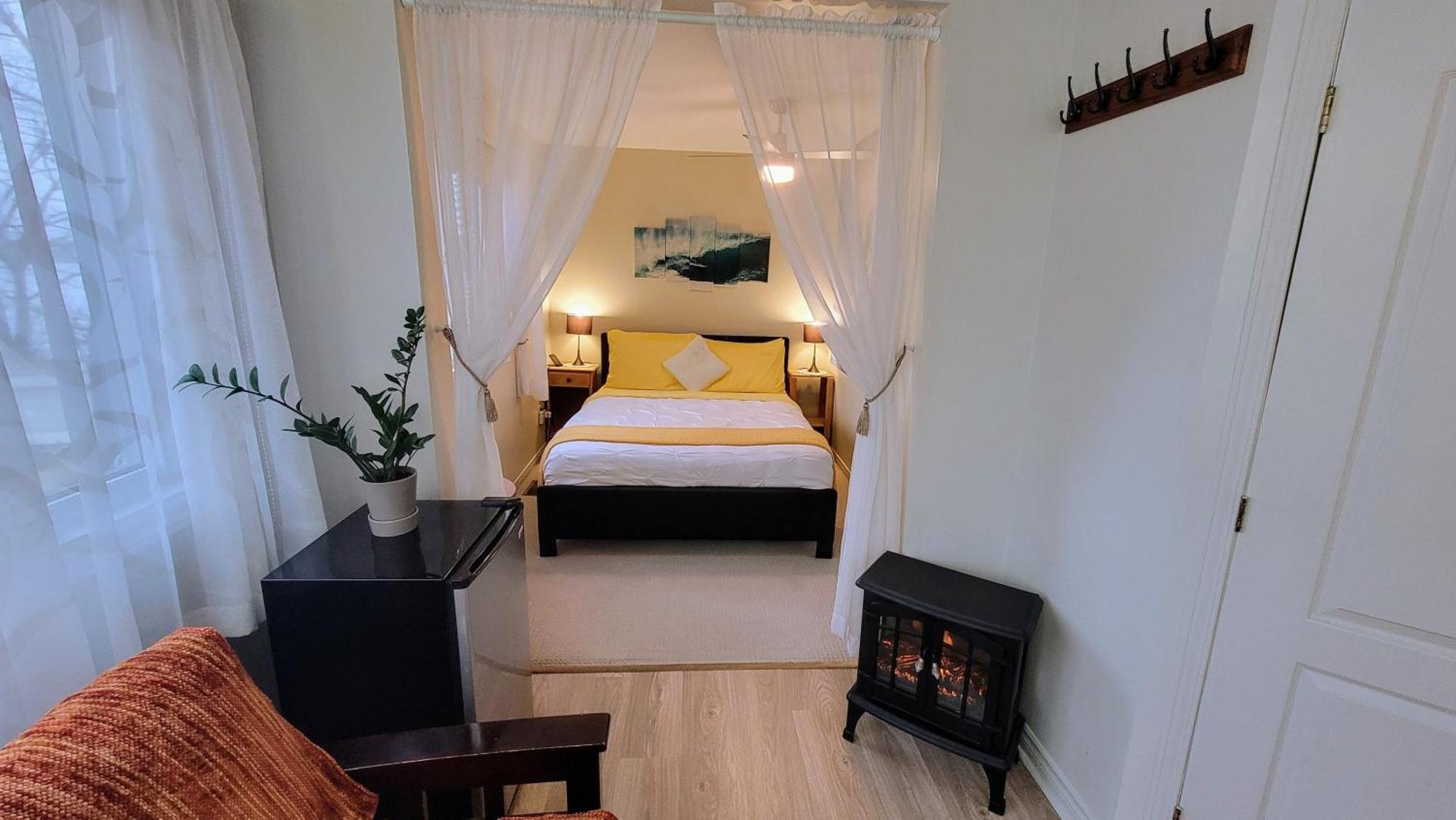 Kokomo Inn Bed And Breakfast Ottawa-Gatineau'S Only Tropical Riverfront B&B On The National Capital Cycling Pathway Route Verte #1 - For Adults Only - Chambre D'Hotes Tropical Aux Berges Des Outaouais Bnb #17542O エクステリア 写真