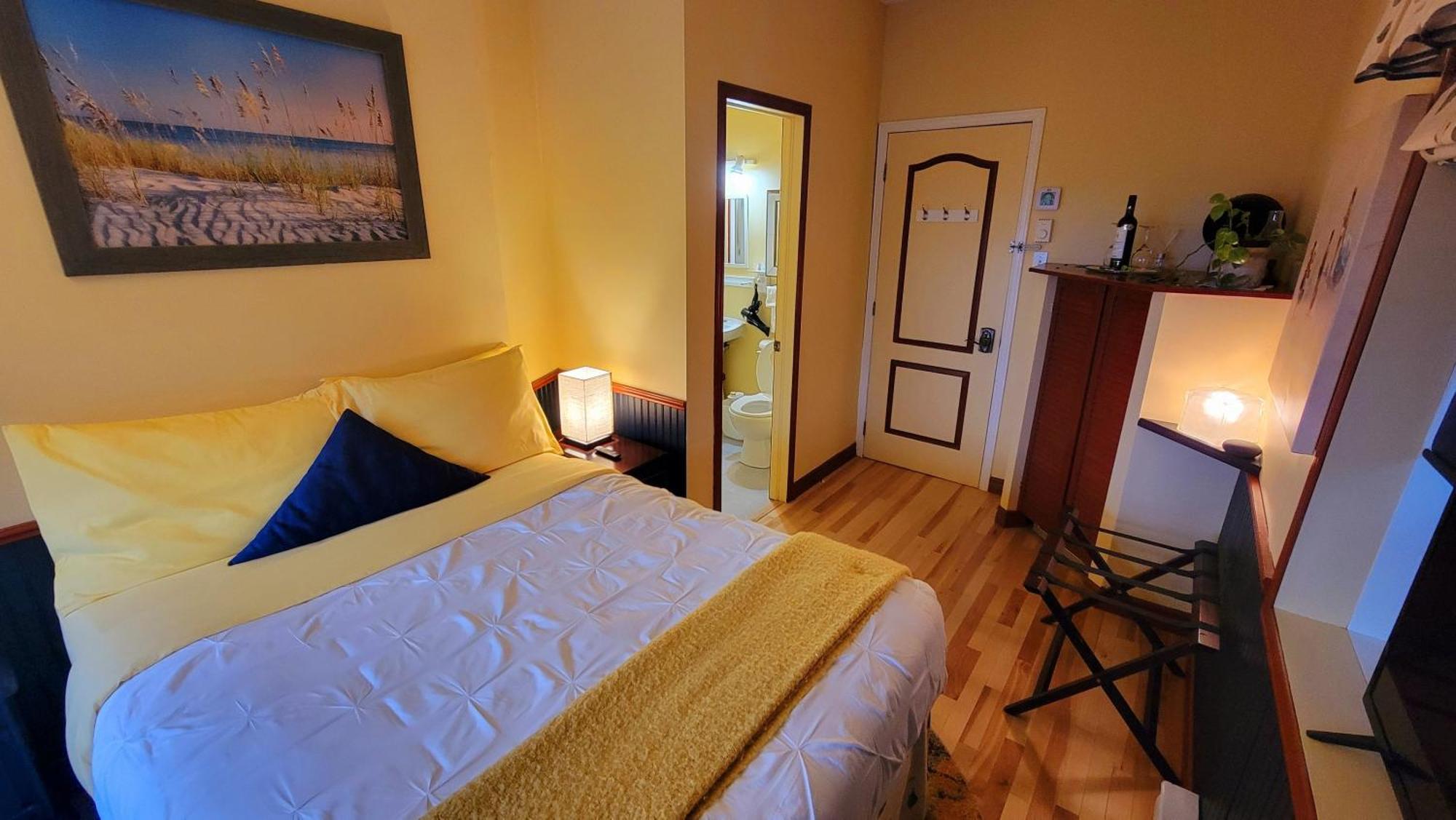 Kokomo Inn Bed And Breakfast Ottawa-Gatineau'S Only Tropical Riverfront B&B On The National Capital Cycling Pathway Route Verte #1 - For Adults Only - Chambre D'Hotes Tropical Aux Berges Des Outaouais Bnb #17542O エクステリア 写真
