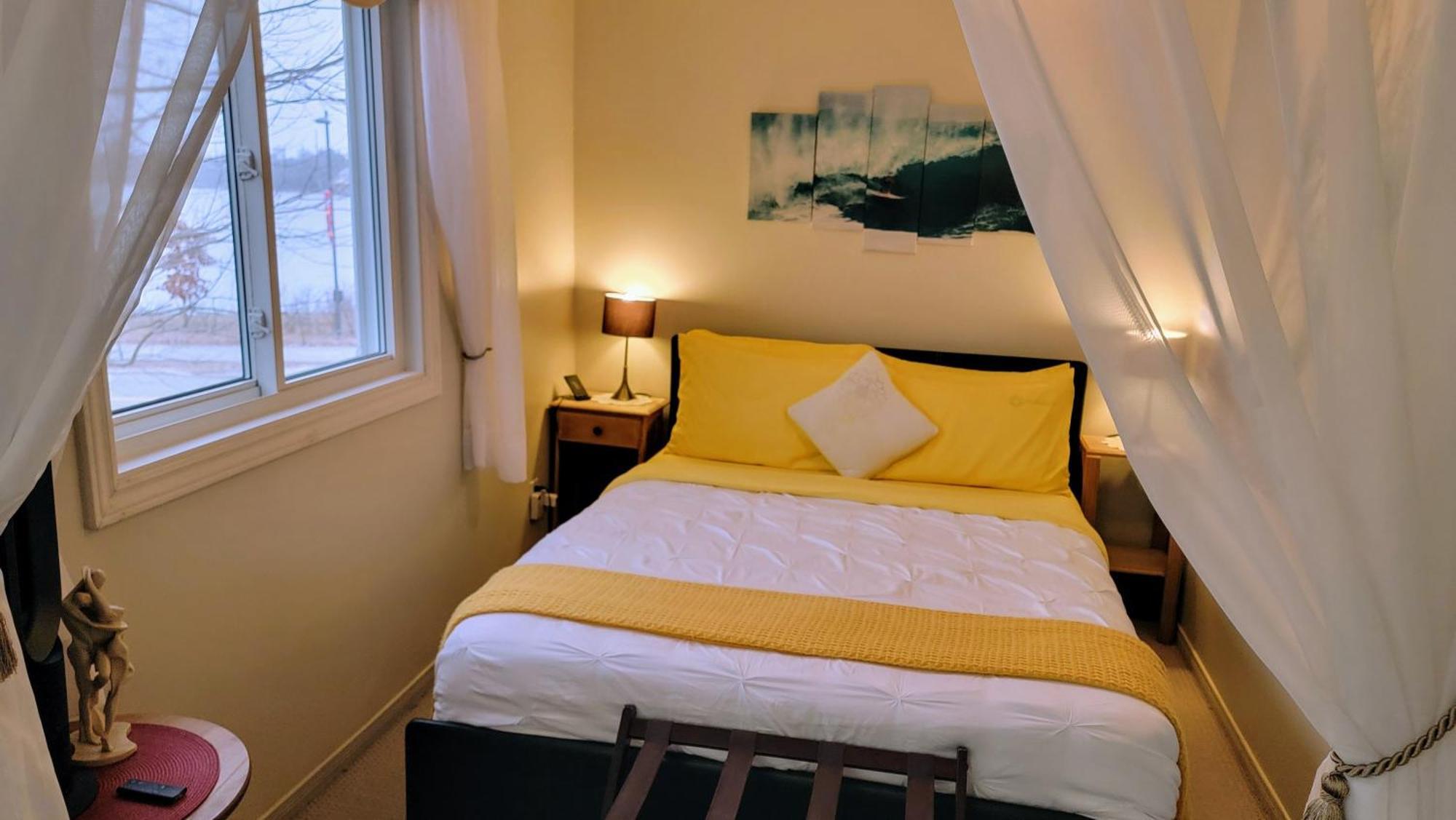 Kokomo Inn Bed And Breakfast Ottawa-Gatineau'S Only Tropical Riverfront B&B On The National Capital Cycling Pathway Route Verte #1 - For Adults Only - Chambre D'Hotes Tropical Aux Berges Des Outaouais Bnb #17542O エクステリア 写真