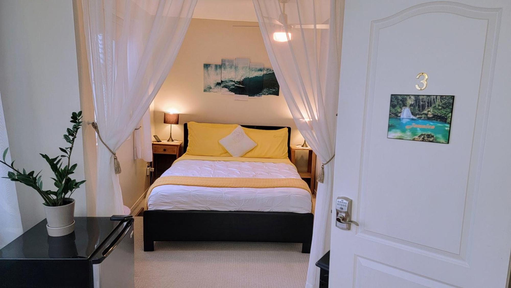 Kokomo Inn Bed And Breakfast Ottawa-Gatineau'S Only Tropical Riverfront B&B On The National Capital Cycling Pathway Route Verte #1 - For Adults Only - Chambre D'Hotes Tropical Aux Berges Des Outaouais Bnb #17542O エクステリア 写真