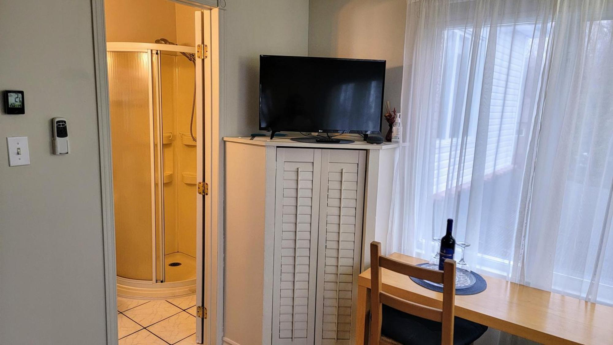 Kokomo Inn Bed And Breakfast Ottawa-Gatineau'S Only Tropical Riverfront B&B On The National Capital Cycling Pathway Route Verte #1 - For Adults Only - Chambre D'Hotes Tropical Aux Berges Des Outaouais Bnb #17542O エクステリア 写真