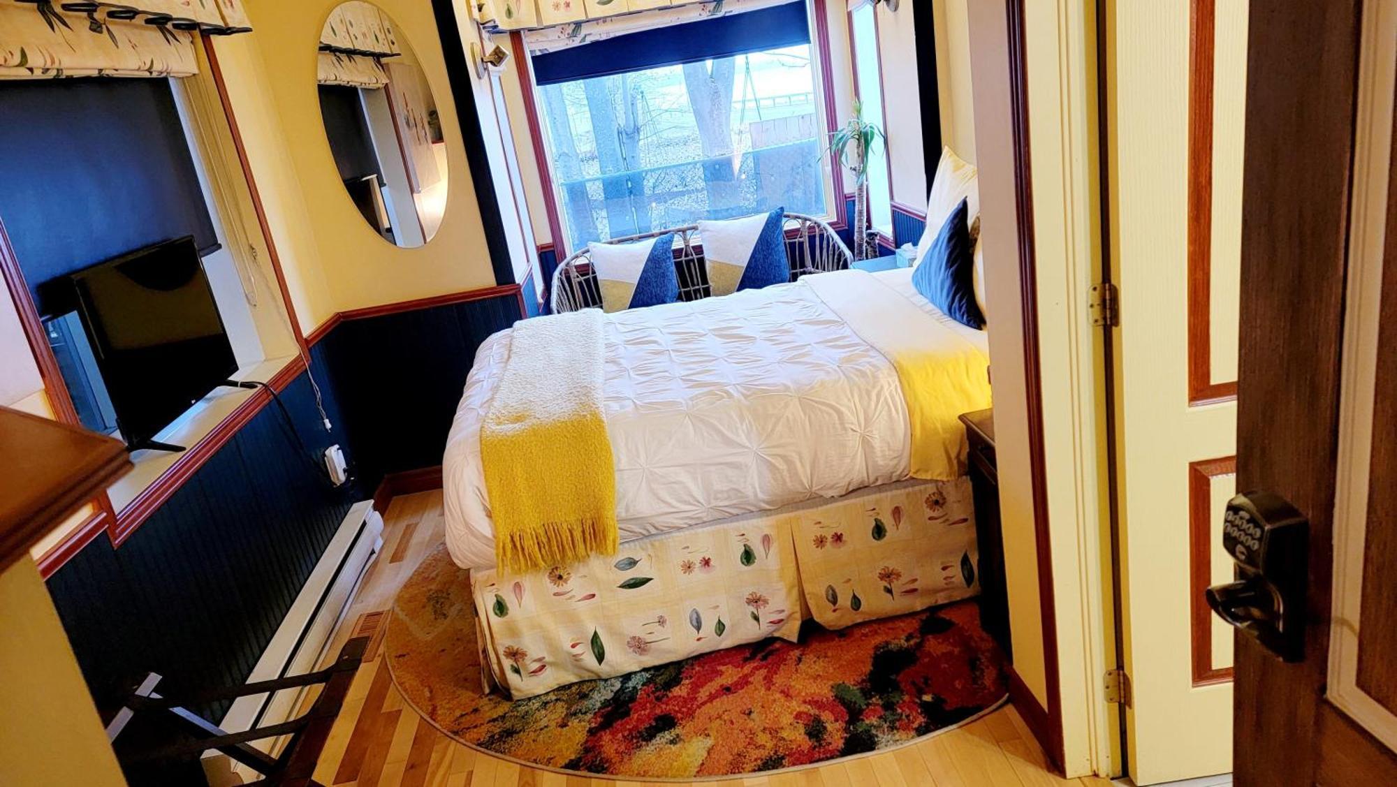Kokomo Inn Bed And Breakfast Ottawa-Gatineau'S Only Tropical Riverfront B&B On The National Capital Cycling Pathway Route Verte #1 - For Adults Only - Chambre D'Hotes Tropical Aux Berges Des Outaouais Bnb #17542O エクステリア 写真