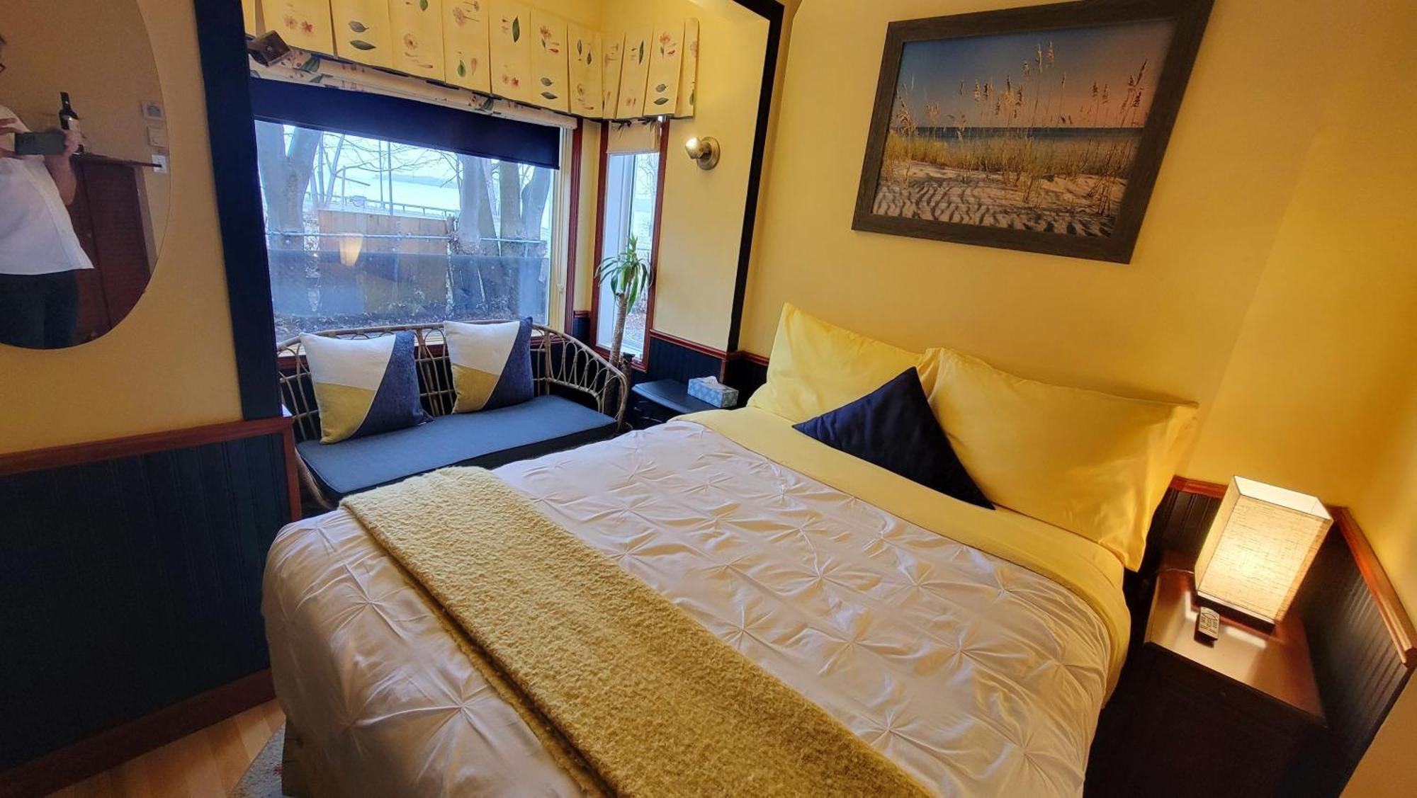 Kokomo Inn Bed And Breakfast Ottawa-Gatineau'S Only Tropical Riverfront B&B On The National Capital Cycling Pathway Route Verte #1 - For Adults Only - Chambre D'Hotes Tropical Aux Berges Des Outaouais Bnb #17542O 部屋 写真