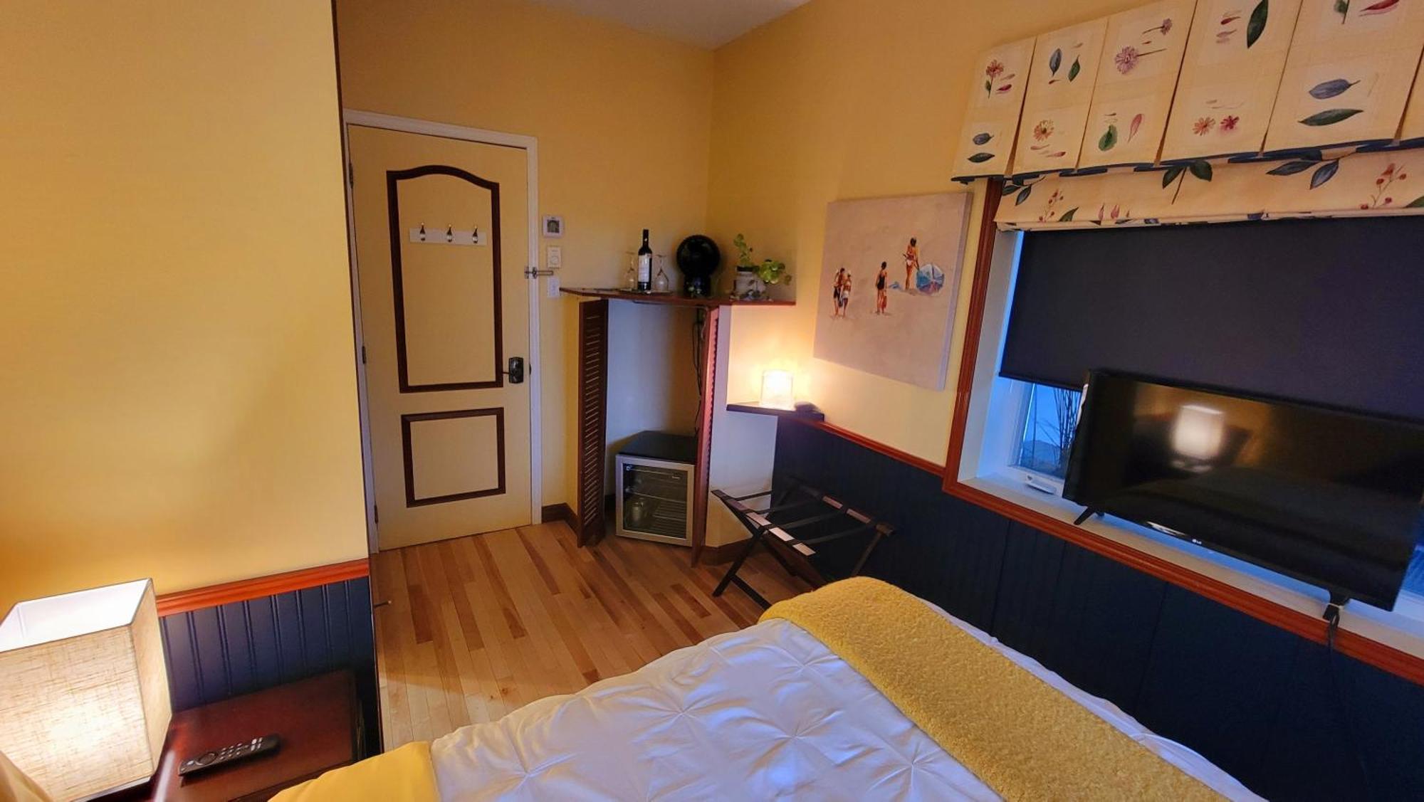Kokomo Inn Bed And Breakfast Ottawa-Gatineau'S Only Tropical Riverfront B&B On The National Capital Cycling Pathway Route Verte #1 - For Adults Only - Chambre D'Hotes Tropical Aux Berges Des Outaouais Bnb #17542O 部屋 写真