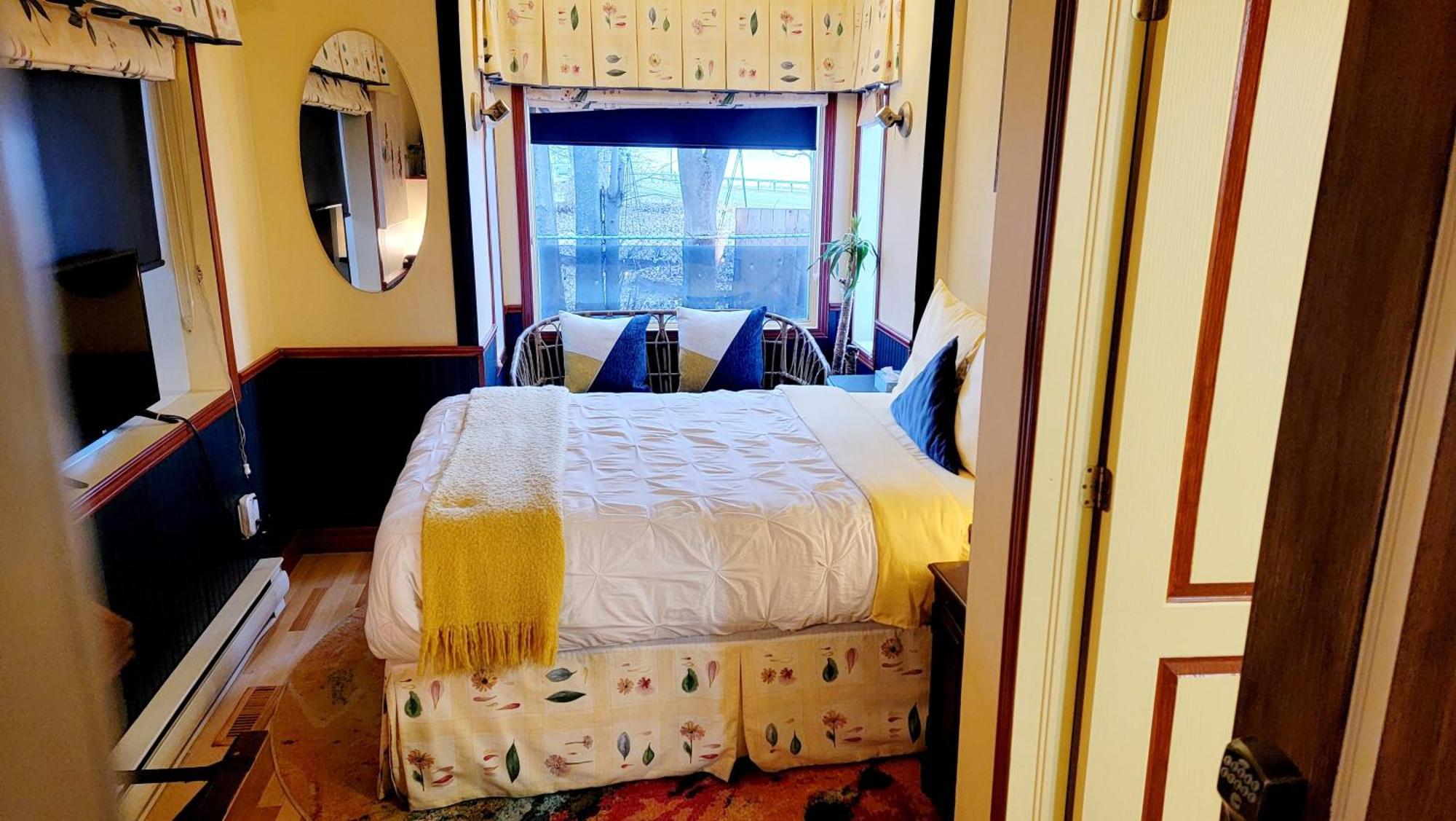 Kokomo Inn Bed And Breakfast Ottawa-Gatineau'S Only Tropical Riverfront B&B On The National Capital Cycling Pathway Route Verte #1 - For Adults Only - Chambre D'Hotes Tropical Aux Berges Des Outaouais Bnb #17542O 部屋 写真